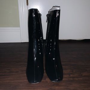 Black heel faux patent leather booties